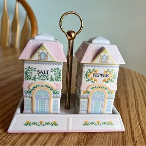 New Lennox 1991 Village salt/pepper set.